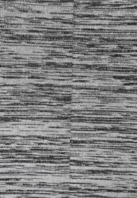 Szara tkanina o fakturowanym, wielotonowym wzorze z naprzemiennymi ciemnymi i jasnymi paskami. Delikatny dzianinowy materiał o miękkim wyglądzie.