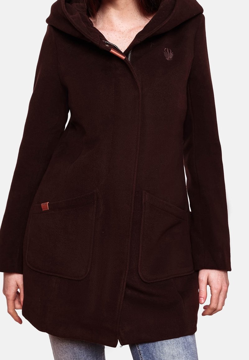 Cappotto marrone con cappuccio, realizzato in tessuto morbido, caratterizzato da una chiusura con zip, due tasche frontali e un piccolo dettaglio del logo sul petto.