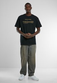 Upscale by Mister Tee Majica kratkih rukava s printom - black