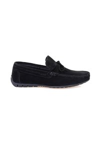 Schwarze Wildleder Slipper mit runder Zehenpartie, dekorativer Naht und Gummisohle. Mit einem kleinen Schleifenakzent an der Vorderseite.