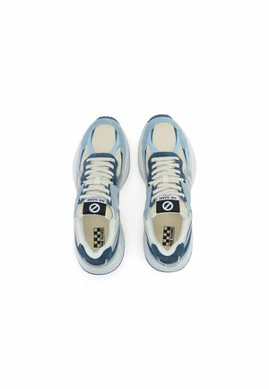 Paar lichtblauwe en beige mesh sneakers met witte veters en zwart-witte "NO NAME" label op de tong, vanuit bovenaanzicht.