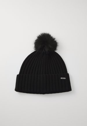 Mustaribiga must sallane müts, millel on volditud ääred ja peal must faux karusnahast pom-pom. Äärmisel on väike "BOSS" metalline logo.