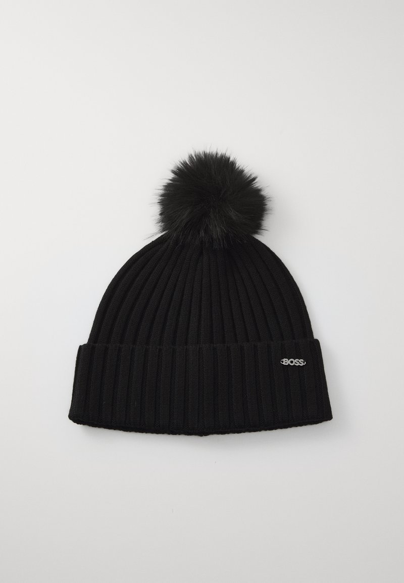 Gorro de malha canelada preta com dobra na parte superior, decorado com um pompom de pelúcia preta, apresentando um pequeno logótipo metálico "BOSS" na dobra.