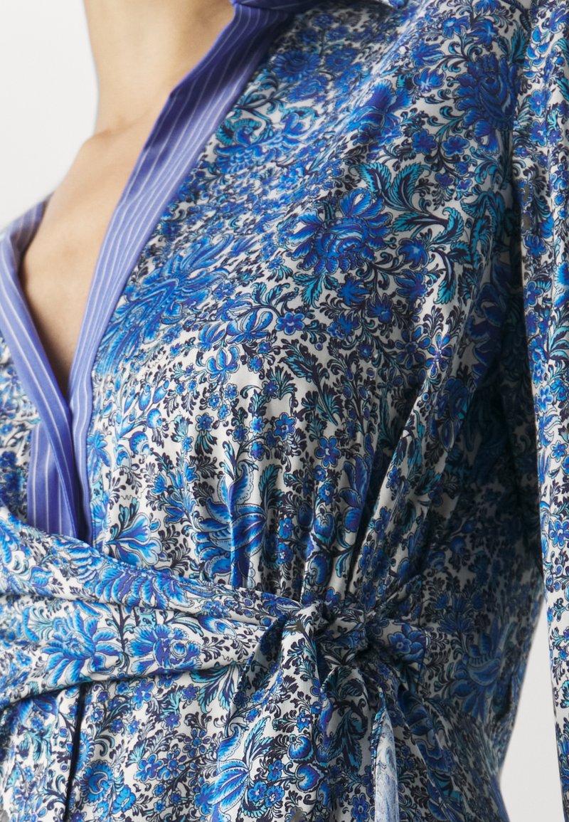 Blumenmuster-Bademantel in Blau und Grau mit einer weichen, seidig glatten Textur. Verfügt über ein V-Ausschnitt-Design, einen gestreiften Kragen und eine gebundene Taille.