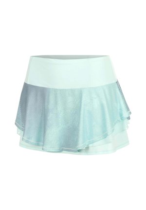 Jupe de tennis bleu clair avec une large ceinture blanche et un superposé de tissu translucide en couches sur fond blanc.