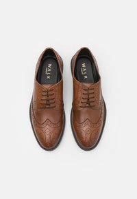 Walk London OLIVER BROGUE - Derbies & Richelieus - tan