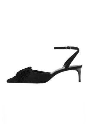 Zapato de ante negro con punta afilada, adornado con un detalle de flor texturizada y un tacón delgado. Incluye una correa ajustable en el tobillo.