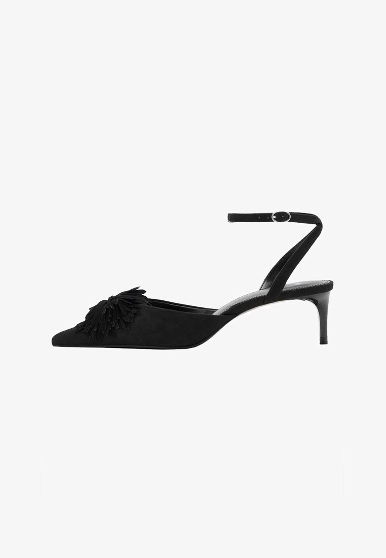 Chaussure slingback en suede noir avec un bout pointu, ornée d'un détail florale texturé et d'un talon élancé. Bride de cheville ajustable incluse.