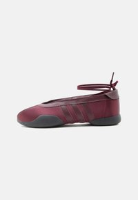 Επιλέχθηκε, maroon/core black