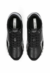 Baskets noires avec tige en mesh et cuir, accents argentés, bout rond, surface texturée, lacets plats et semelle extérieure en caoutchouc.