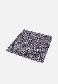 Foulard carré bleu marine foncé avec un petit motif floral rose et blanc, posé à plat sur une surface gris clair.