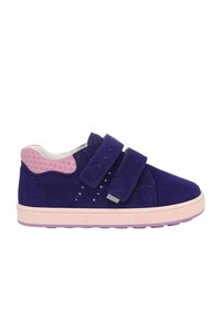Sneaker in suede viola con due fasce in velcro, dettagli in rete rosa, perforazioni circolari sul lato e suola in gomma rosa.