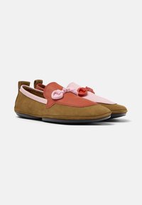 Slip-on skor med brunt mocka och rosa läder detaljer, med en distinkt rosett framtill och en flexibel svart sula.