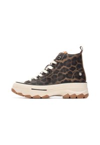 Zapatillas altas con un patrón de estampado de leopardo, material de cuero, cordones blancos y una suela gruesa beige con acentos de goma.