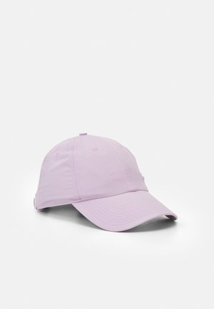 Hellviolette Baseballkappe mit gebogenem Schirm und Belüftungsösen auf weißem Hintergrund.