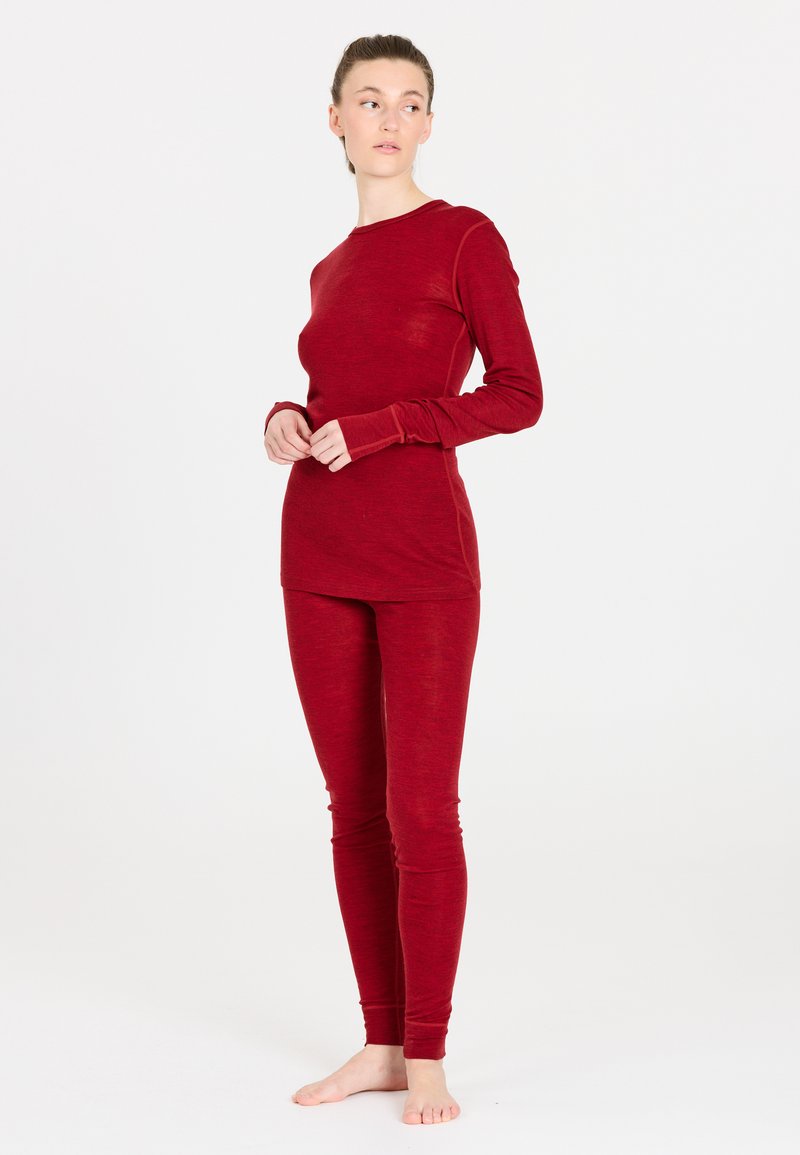 Röd långärmad topp och leggings-set tillverkat av mjukt tyg. Fitted design med ribbad mudd och en jämn textur.