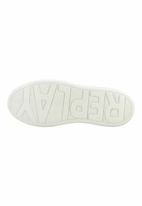 Semelle blanche de chaussure avec le mot "REPLAY" en gros caractères embossés sur le dessous.