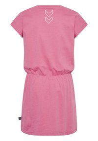 Rosa Baumwollkleid mit kurzen Ärmeln und elastischem Bund. Die Rückseite hat drei weiße Chevronstreifen. Schlichtes, lässiges Design.