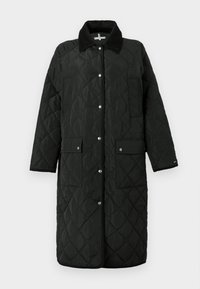 Czarny pikowany długi płaszcz z kołnierzem, zatrzaskami i dwiema przednimi kieszeniami. Charakteryzuje się wzorem w romby oraz kontrastującą czarną lamówką na krawędziach.