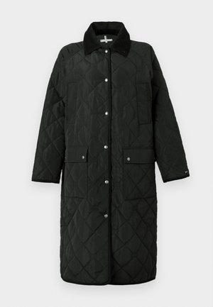 Schwarzer, gesteppter langer Mantel mit Kragen, Druckknöpfen und zwei Vorderentaschen. Verfügt über ein Rautenmuster und kontrastierende schwarze Kantenverzierung.