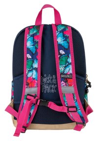 Kinder rugzak met een marineblauwe stoffen basis, roze straps, bloemmotieven, gaasdetails, geborduurd logo en een tan kleurige onderkant.
