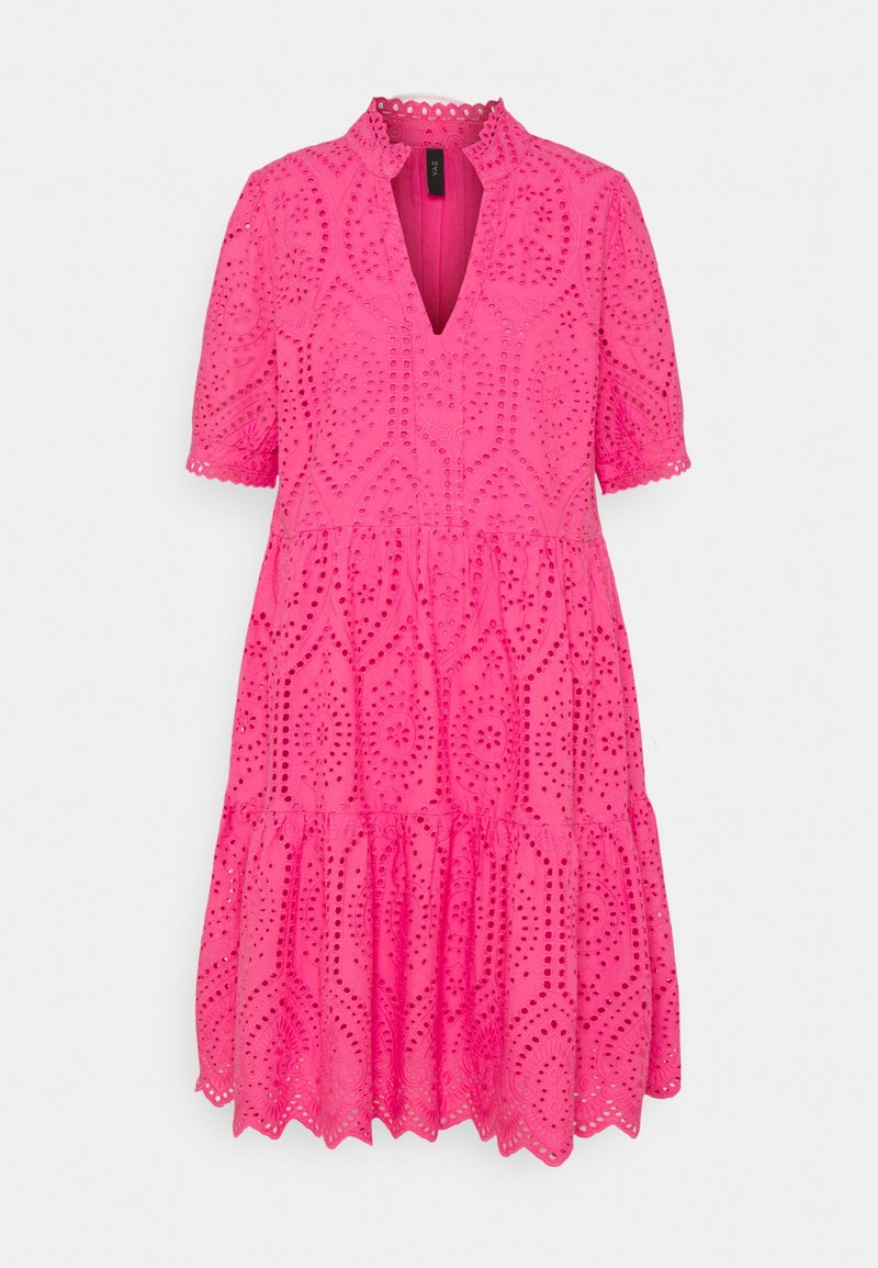 Robe rose vif à manches courtes avec des motifs en dentelle à œillets, un col à volants, un décolleté en V et une jupe à plusieurs volants avec un ourlet festonné.