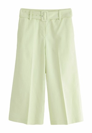 Jasnozielone szerokie spodnie z krótką nogawką, z dopasowanym paskiem z tkaniny i prostokątną klamrą, z detalami szwów z przodu i gładkim paskiem w talii.