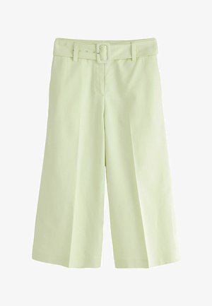 Hele roheline lai säärega lühendatud püksid, kaaluga sobiva kangavöö ja ristkülikukujulise pandlaga, eesääre detailidega ja siledaga vöökohaga.