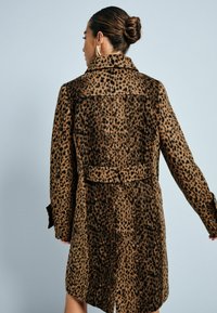 Next DOLLY - REGULAR FIT - Kurzmantel - animal