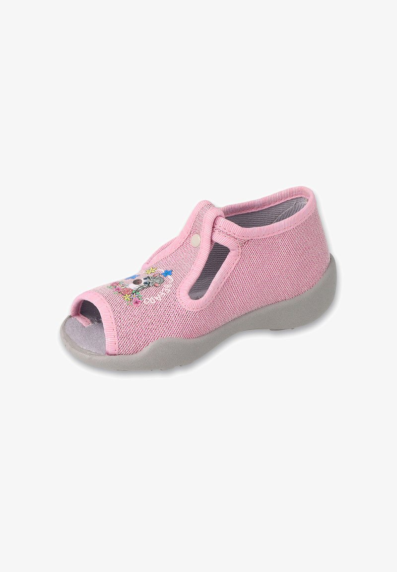 Różowe sandały na obcasie, wykonane z teksturowanej tkaniny, z bocznym wycięciem, dekoracyjnym haftem kwiatowym oraz szarym gumowym spodem.