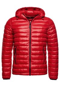 Rote gesteppte Jacke mit Kapuze, ausgestattet mit einem glänzenden Finish, horizontaler Steppung, Frontreißverschluss und zwei seitlichen Reißverschlusstaschen. Leichtes Design.