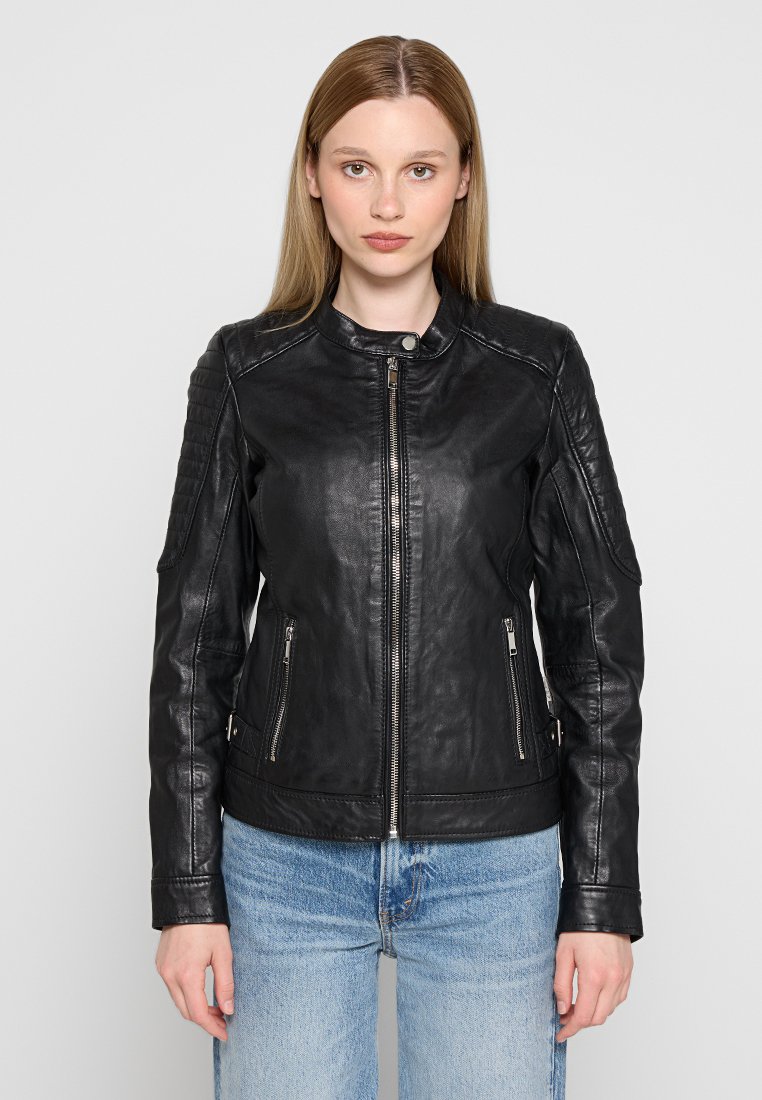 Chaqueta de cuero negra con cuello alzado, cierre frontal, detalles acolchados en los hombros y dos bolsillos frontales con cremallera. Textura suave y diseño ajustado.