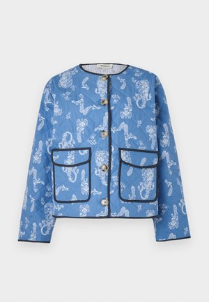 Veste bleu matelassée avec des motifs floraux et paisley blancs, dotée de deux poches avant, de boutons et d'un passepoil noir le long des bords.