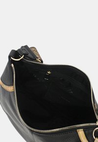 Borsa a mano nera in pelle con esterno testurizzato, hardware dorato e apertura con zip. L'interno presenta una fodera nera con tasche.