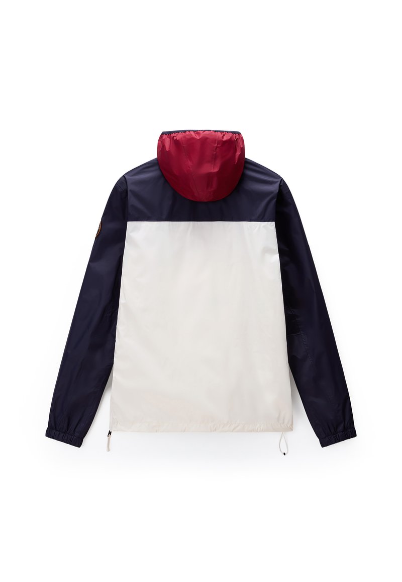 Chaqueta cortavientos con capucha roja, mangas azul marino y cuerpo blanco. Material ligero con puños elásticos y dobladillo ajustable.