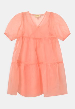 Korallenrosa durchsichtiges Kleid mit Puffärmeln, gestuftem Rock und Wickel-Oberteil mit V-Ausschnitt auf weißem Hintergrund.