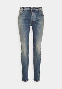 Niebieskie, wyblakłe jeansy slim-fit z zużytymi detalami, z przodu z zapięciem na guzik i pięcioma kieszeniami na białym tle.