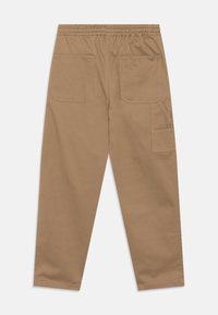 Pantalons cargo beige avec une coupe décontractée, dotés d'une taille élastique, de deux poches arrière et d'une poche cargo sur le côté. Fabriqués en tissu résistant.