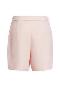 Rosa texturierte Shorts mit maßgeschneiderter Passform, ausgestattet mit einem flachen Bund und seitlichen Taschen. Der Stoff hat ein dezentes, gewebtes Muster.