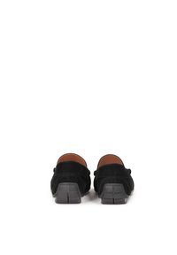 Mustad nubukist slip-on kingad ümarate kandade ja madala kummitaldiga. Omavad siledat sisetuksi ja peenet õmblusdetaili.