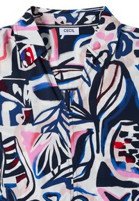 Chemise à col avec motif abstrait et audacieux de coups de pinceau en bleu marine, rose, rouge et blanc, avec des formes de feuilles et géométriques, étiquette "CECIL" au col.