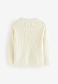 Sweter w kolorze kremowym, wykonany na drutach, z prążkowaną fakturą, opadającymi ramionami oraz luźnym krojem i szerokim okrągłym dekoltem.