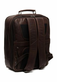 Sac à dos en cuir marron avec des accents texturés, des panneaux en mesh, des bretelles rembourrées doubles, plusieurs compartiments zippés et une poignée robuste.