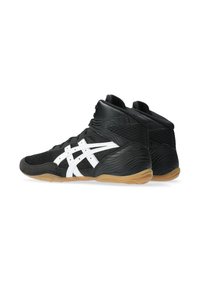 Zwarte sportieve schoenen met een hoge schacht, voorzien van witte accenten en textuurpanelen. Rubberen zool met een gum loopvlak voor grip.