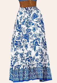Maxi rok met bloemenprint in blauw en wit, voorzien van een gegatherde elastische tailleband en een gerimpelde zoom met ingewikkelde randdetails.