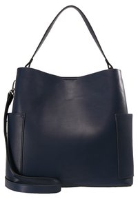Sac à épaule en cuir bleu foncé avec large poignée supérieure, longue bandoulière amovible et deux poches latérales extérieures sur fond blanc.