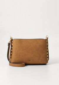 Geantă maro din piele întoarsă artificială, cu închidere cu fermoar, curea reglabilă și accente crem cu ținte pe lateral. Logo-ul este embossat pe față.