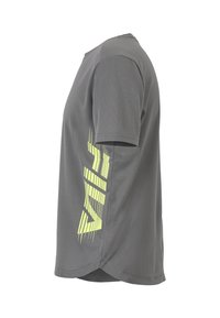 Camiseta deportiva gris de manga corta hecha de un tejido texturizado, que presenta un diseño gráfico amarillo reflectante en el lado izquierdo y un dobladillo curvado.