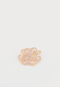 Broš s zlatnim tonom s isprepletenim slovima, ukrašen malim ružičastim rhinestones. Glatka metalna površina s delikatnim oblikovanim dizajnom.
