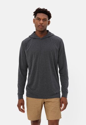 Felpa grigia a maniche lunghe con tasca frontale e cappuccio regolabile, abbinata a pantaloni corti beige, su uno sfondo bianco.